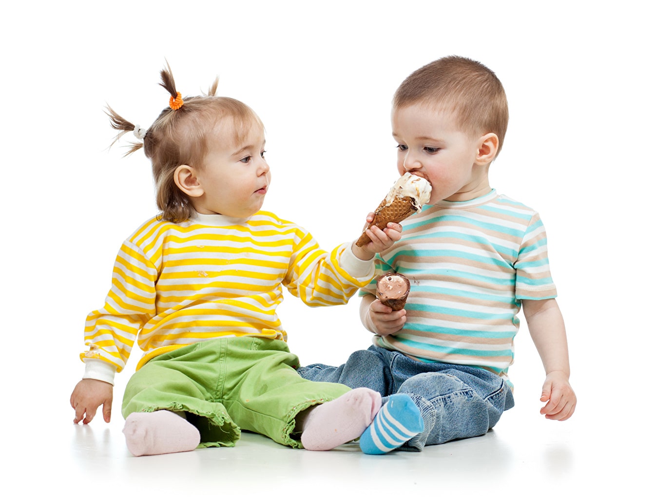 kids eating ice-creame